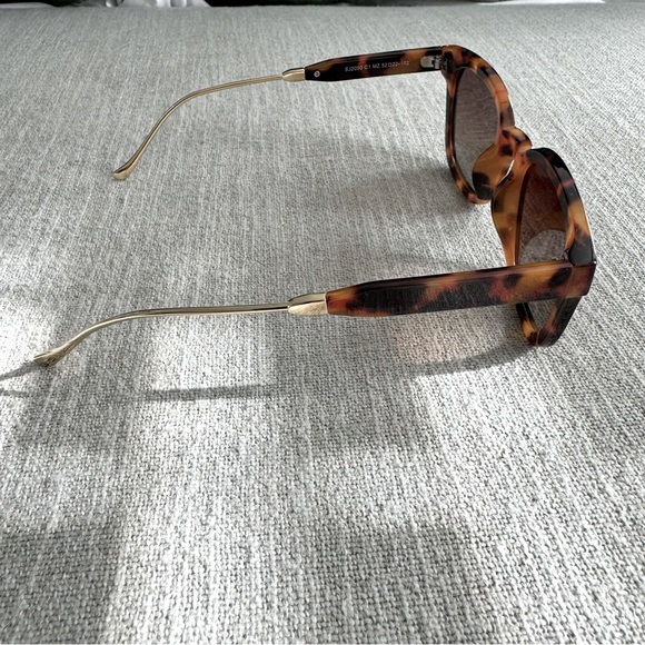 Sojos Bonheur Tortoise Frame Sunglasses with Gold Detail - Picture 4 of 6